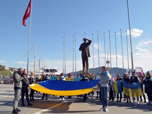 UKRAYNALILAR’DAN ATATÜRK’ÜN GÖLGESİNDE BARIŞ ÇAĞRISI