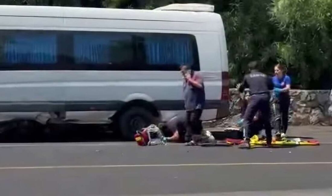 Marmaris'te sağlık personelinin kullandığı motosiklet, park halindeki minibüse çarptı. Kazada
