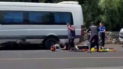 Marmaris'te sağlık personelinin kullandığı motosiklet, park halindeki minibüse çarptı. Kazada