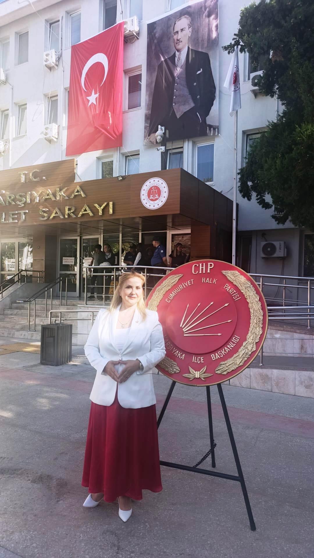     İzmir’in Karşıyaka ilçesi CHP Karşıyaka Kadın Kolları Başkanı Dilek