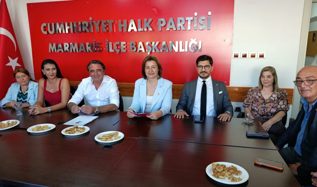 Beraberinde mevcut CHP İlçe Başkanı Ali Kılıç ve ilçe Gençlik