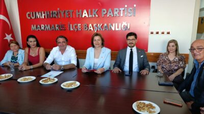 Beraberinde mevcut CHP İlçe Başkanı Ali Kılıç ve ilçe Gençlik