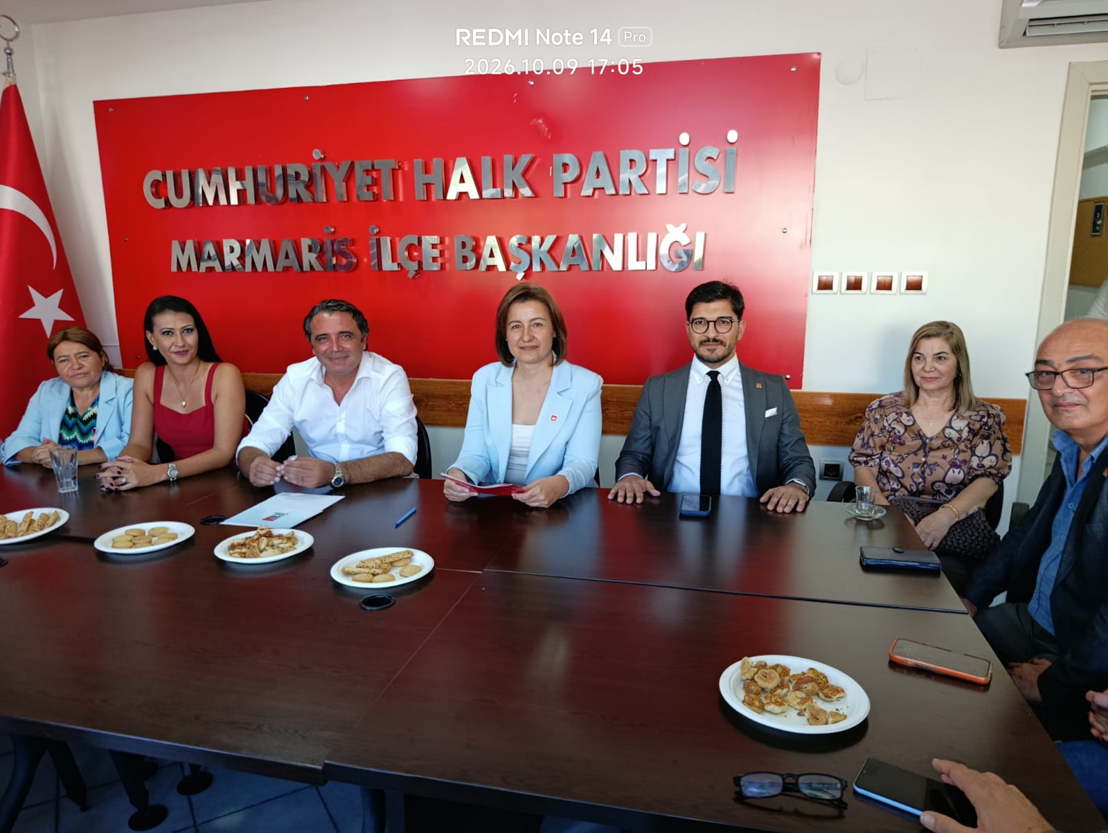 Beraberinde mevcut CHP İlçe Başkanı Ali Kılıç ve ilçe Gençlik